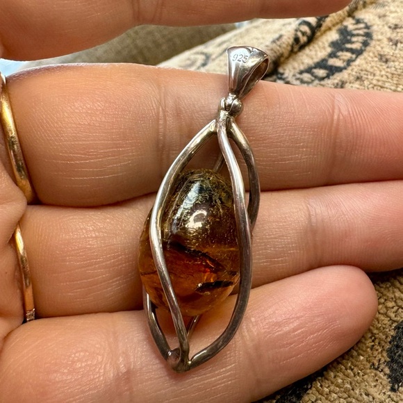 Amber and sterling silver cage pendant. - Picture 12 of 13